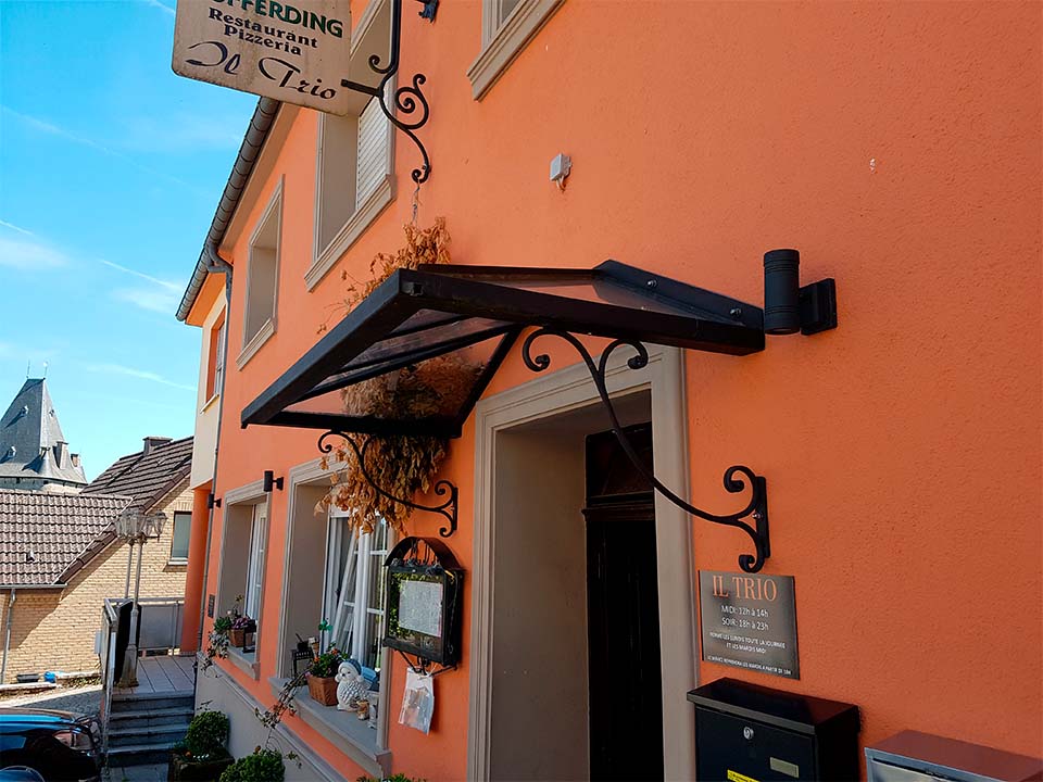 Sethial auvent 2 auvent en fer forgé sur porte d'entrée de restaurant