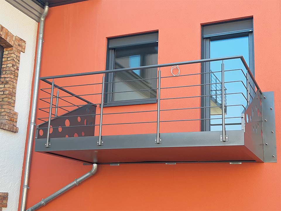 Sethial balcon 4 balcon en métal sur façade rouge