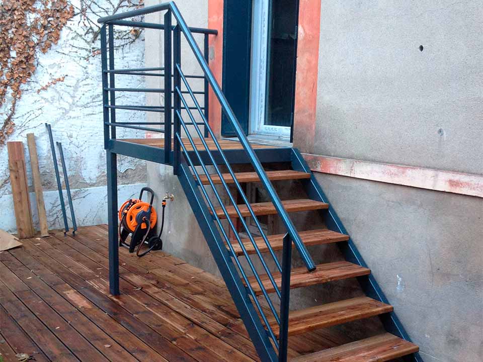 Sethial escalier 1 escalier extérieur en métal noir avec marches en bois