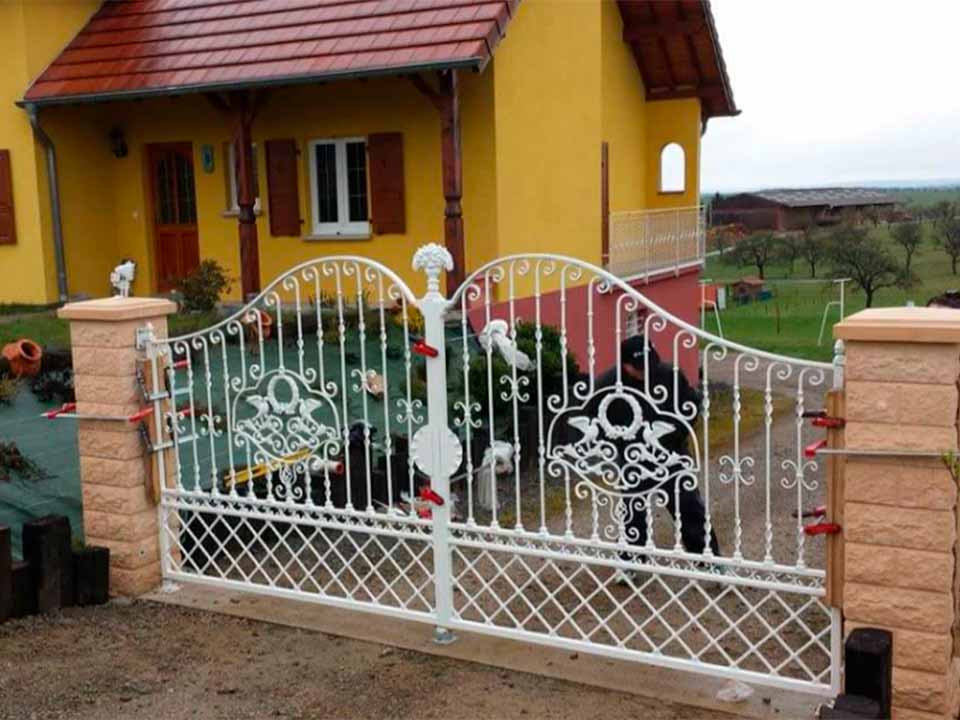 Sethial portail 6 portail en fer forgé blanc devant maison jaune