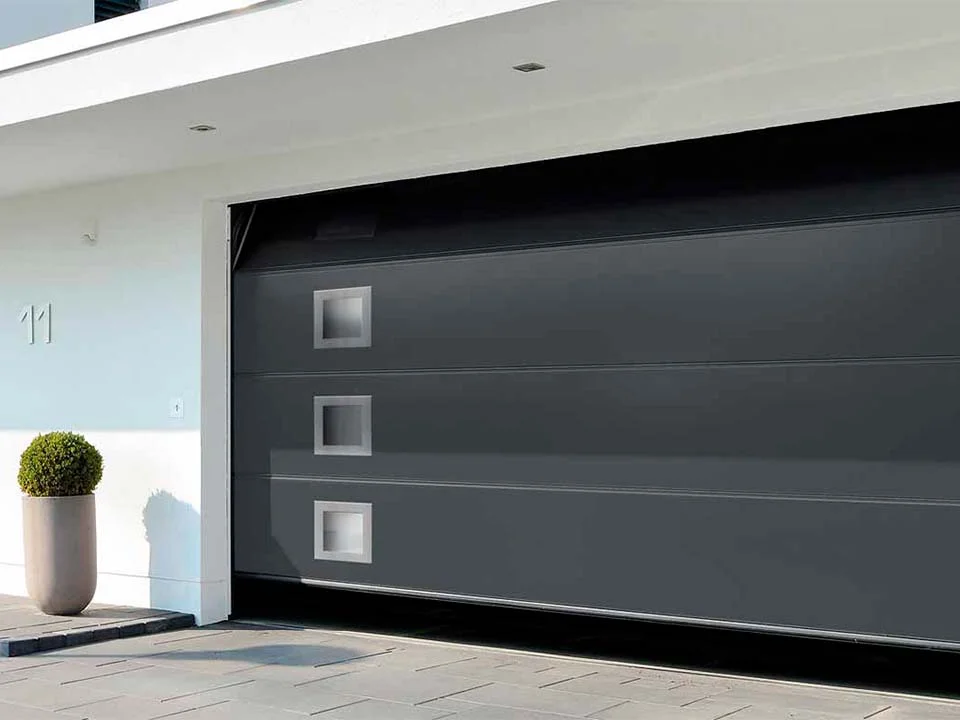 porte de garage moderne en métal noir