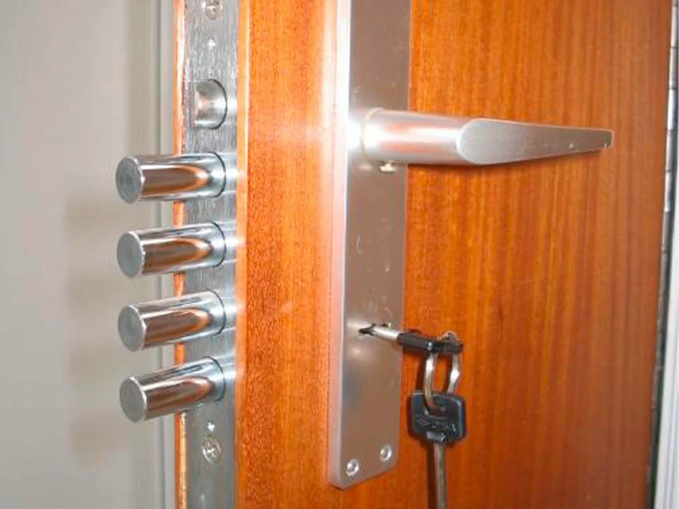 ouverture porte de sécurité de maison en bois