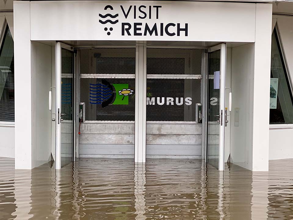 Sethial protection inondations 2 protection contre les inondations en métal lors d'une crue au centre ville de Remich au Luxembourg